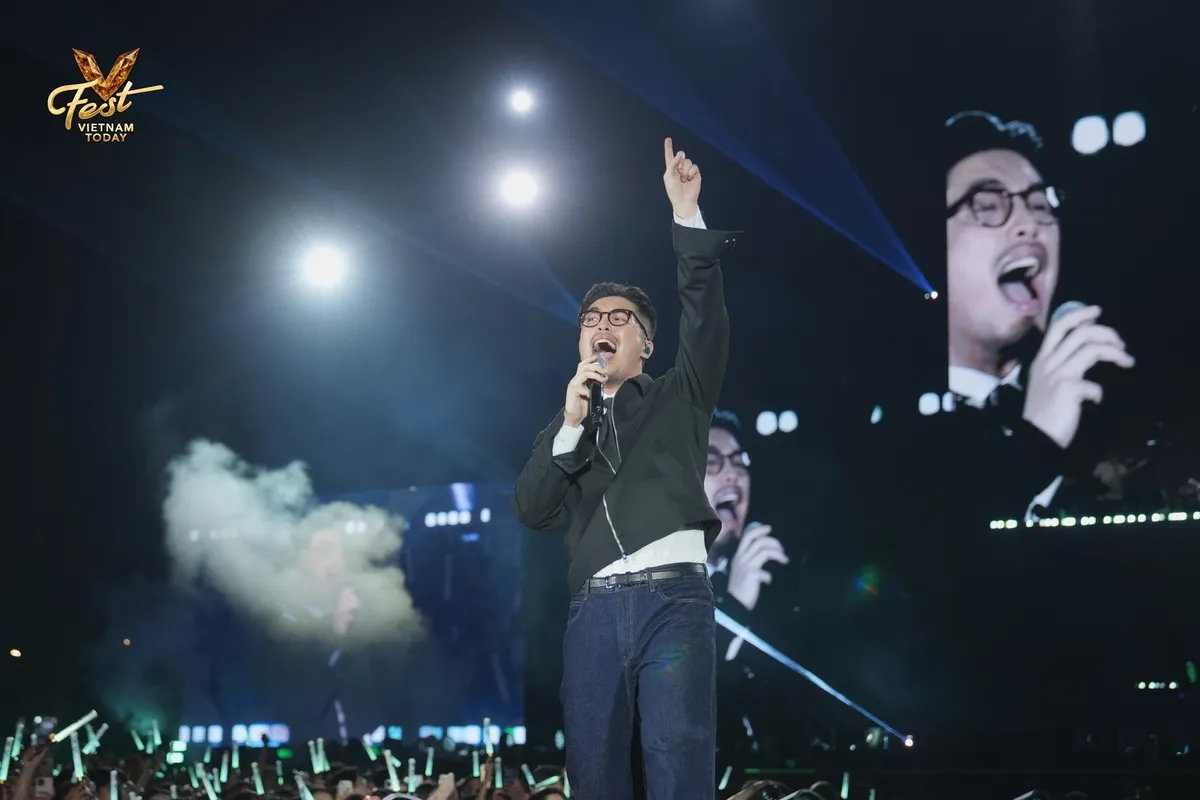 Vũ. mang loạt hit biến sân khấu V Fest thành “biển đồng ca” của 22.000 khán giả - Ảnh 4.