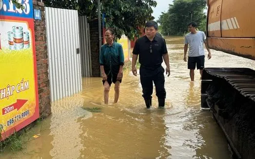 Đoàn giám sát thực tế tại hộ dân bị ngập lụt tại thôn An Lạc, xã Trung Giã. Ảnh: Sở Y tế Hà Nội