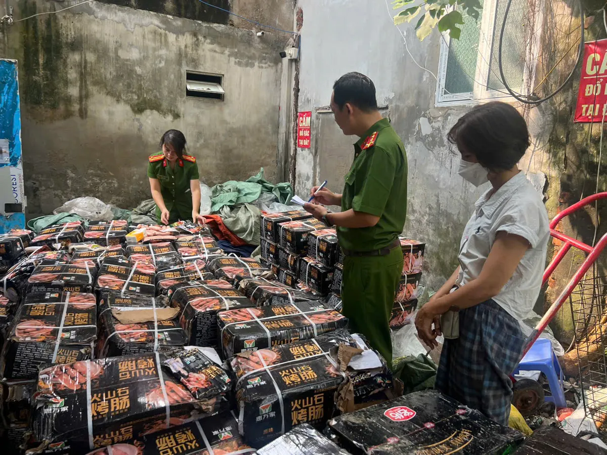 Thu giữ gần 1,7 tấn xúc xích là nguyên liệu chế biến món “xúc xích nướng đá” - Ảnh 1.